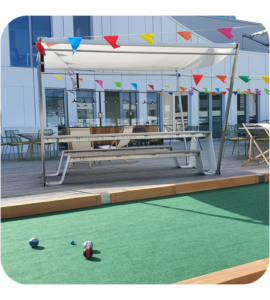 Lancer de hache à la pétanque, en passant par le mölkky et des stands forains ou jeux d'arcade